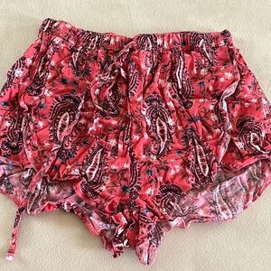 Abercrombie & Fitch pink paisley loose fitting shorty shorts (XS)